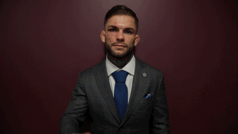 Na imagem, um lutador de UFC está se afirmando, simulando ser o Google Adwords.