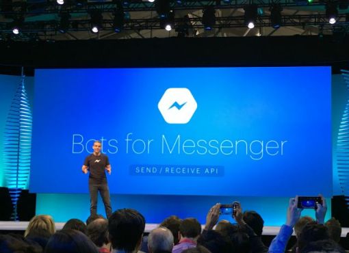 Na imagem, um representante do Facebook Messenger fala em conferência sobre os bots para mensagens do Facebook.