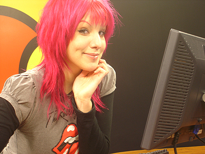 Na imagem, Mari Moon, apresentando um programa na MTV.